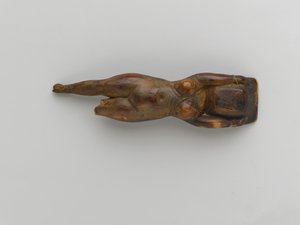 Toiletschaal vastgehouden door een drijvende vrouw, uit Saqqara