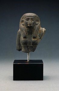 Hoofd en schouders van een vrouw uit een groepsbeeld, waarschijnlijk een funeraire dyade, Middenrijk door Egyptian 12th Dynasty