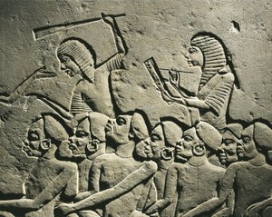 Een groep negroid gevangenen omringd door bewakers gewapend met knuppels terwijl een schrijver een rapport opstelt. Reliëf uit het graf van Horemheb in Saqqara, detail door Egyptian 18th Dynasty