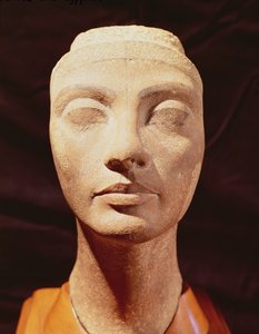Een koninklijk hoofd, mogelijk van Nefertiti, uit Memphis, Nieuwe Koninkrijk