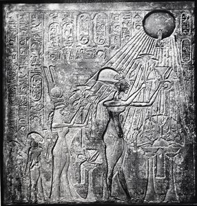 Akhenaten (Amenhotep IV) ketter farao, regeerde vanaf ca. 150 v.Chr., hier met Nefertiti en hun twee dochters die geschenken aanbieden aan de zon. Reliëf oorspronkelijk in de Tempel van de Zon, Thebe. Linnen kleding door Egyptian 18th Dynasty