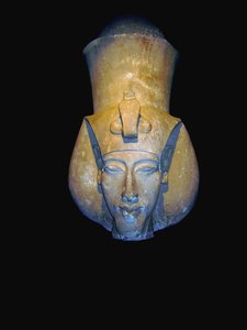 Akhenaten. Amenhotep IV (soms in Griekse vorm, Amenophis IV, wat betekent Amun is Tevreden), een farao van de achttiende dynastie van Egypte, regeerde 17 jaar en stierf in 1336 v.Chr. of 1334 v.Chr. Hij verliet het traditionele Egyptische polytheïsme en in door Egyptian 18th Dynasty