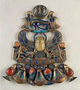 Borstplaat met zon- en maanemblemen, Uit het Graf van Toetanchamon, Thebe, Egypte, Goudsmidkunst, Egyptische beschaving, Nieuwe Rijk, Dynastie XVIII door Egyptian 18th Dynasty