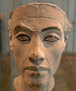 Buste van Nefertiti, Grote Koninklijke Vrouw (hoofdgemalin) van de Egyptische farao Akhenaten door Egyptian 18th Dynasty