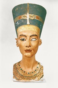 Buste van koningin Nefertiti, vooraanzicht, uit het atelier van de beeldhouwer Thoetmosis in Tell el-Amarna