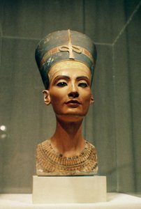 Buste van koningin Nefertiti, vooraanzicht, uit het atelier van de beeldhouwer Thoetmosis in Tell el-Amarna