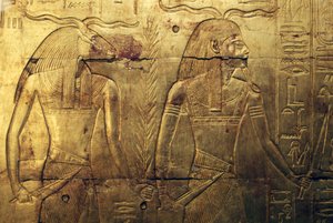 Godheden, gravure op achterpaneel van derde begrafeniskapel bedekt met goud, Schatkamer van Toetanchamon, Egypte, Egyptische beschaving, Nieuwe Rijk, Dynastie XVIII door Egyptian 18th Dynasty