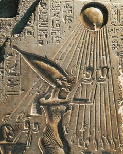 Egypte, Tell el-Amarna, Bas-reliëf dat Amenhotep IV (Farao Akhenaten, circa 1360-1342) afbeeldt terwijl hij de zonneschijf aanbidt, achttiende dynastie, Nieuwe Koninkrijk door Egyptian 18th Dynasty