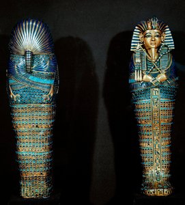 Egyptische oudheid: vergulde sarcofaag gebruikt om de ingewanden van de overledene te bevatten. Uit de schatkamer van Toetanchamon (1345-1327 v.Chr.) 18e dynastie. Gevonden in de Vallei der Koningen, Thebe. 1342 v.Chr. Caïro, Egyptisch Museum door Egyptian 18th Dynasty