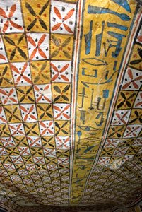 Egyptische oudheid: plafond versierd met geometrische motieven, graf van Roy (TT255). 18e dynastie. Van de Westelijke Jordaanoever van Luxor, Egypte door Egyptian 18th Dynasty