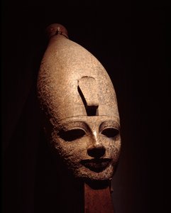 Egyptische antiquiteit: kolossaal hoofd van Amenophis III (Amenhotep). Roze granieten sculptuur. 14e eeuw v.Chr. 18e dynastie. Luxor Museum, Egypte