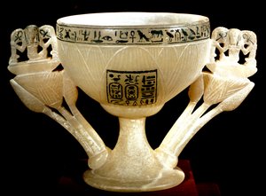Egyptische oudheid: beker van de Onsterfelijkheid van de weldoeners van Thebe. Lotusvormige albasten kelk. Uit de schat van Toetanchamon (Tutankhamun) (1345-1327 v.Chr.) 18e dynastie. gevonden in de Vallei der Koningen, Thebe. 1342 v.Chr. Caïro, Egyptisch  door Egyptian 18th Dynasty