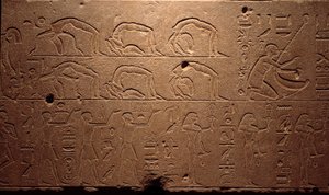 Egyptische oudheid: detail van een gegraveerd fresco met dansers, contortionisten en muzikanten. Periode van koningin Hatsjepsoet (18e dynastie). Luxor, Egyptisch Kunstmuseum