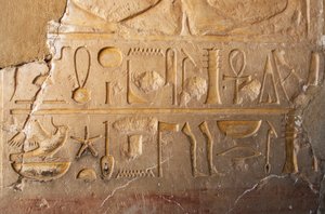 Egyptische oudheid: detail van een inscriptie met cartouche en hiërogliefen die lang leven en welvaart voorstellen. Tempel gewijd aan koningin Hatsjepsoet (1479 v.Chr. - 1457 v.Chr.)