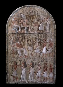 Egyptische antiquiteit: stèle van het echtpaar Maia, de overledene biedt geschenken aan de goden. 18e dynastie. Uit de kapel van Maia, Deir el-Medineh (el Medineh), Nieuwe Rijk Dim. 67 cm