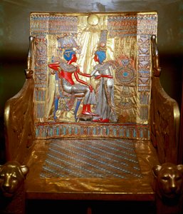 Egyptische oudheden: een troon van verguld hout en beschilderd door Toetanchamon, onderdeel van de schatkamer van de farao. Voorstelling van koningin Ankhesenpaaton die de schouder van haar broer en echtgenoot Toetanchamon masseert onder de door Egyptian 18th Dynasty