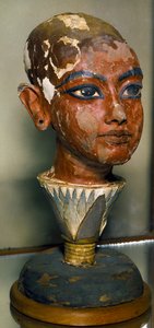 Egyptische oudheden: portret van de jonge farao Toetanchamon ondersteund door een lotusblad. Beschilderd houten beeldhouwwerk. Uit de schatkamer van Toetanchamon. Egyptisch Museum, Caïro door Egyptian 18th Dynasty