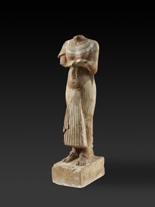 Beeld van farao Akhenaten met een offertafel