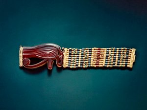 Flexibele kralenarmband, uit het graf van Toetanchamon, Nieuwe Koninkrijk door Egyptian 18th Dynasty