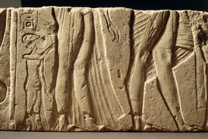 Fragment van gebeeldhouwde muur met prinses die ouders vergezelt met zoon van Achnaton, uit Hermopolis