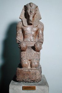 Knielend standbeeld van Amenhotep II (1427-1392 v.Chr.) met wijnoffers, uit Thebe, Nieuwe Koninkrijk, ca. 1450-1425 v.Chr.