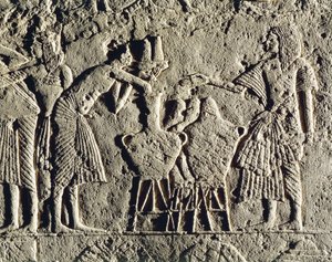 Leven in een militair kamp: arbeiders bezig met drankcontrole (wijn en bier), reliëf uit het graf van Horemheb in Saqqara (detail) door Egyptian 18th Dynasty