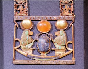 Halsketting van de Rijzende Zon, uit het graf van Toetanchamon (c.1370-52 v.Chr.) Nieuwe Koninkrijk (goud ingelegd met halfedelstenen) (detail)