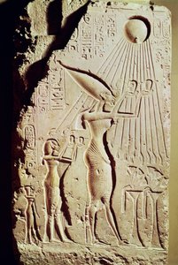 Reliëf met Amenophis IV (Akhenaten) (c.1364-47 v.Chr.), Nefertiti en hun dochter, Meritaton, die een offer brengen aan Aten, uit het Koninklijk Paleis in Tell El-Amarna