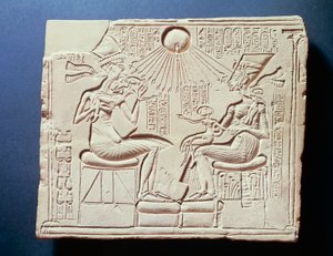 Reliëf van koning Amenhotep IV (Akhenaten), zijn vrouw Nefertiti en hun kinderen onder stralen van zonnegod Aton door Egyptian 18th Dynasty