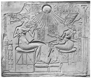 Reliëf dat de Aten toont die leven en welvaart schenkt aan Amenophis IV (Akhenaten) (ca. 1352-1336 v.Chr.), zijn vrouw Nefertiti en drie van hun dochters, uit Tell el-Amarna, Nieuwe Koninkrijk, ca. 1375-1354 v.Chr.