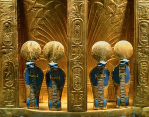 Keerzijde van de troon van farao Toetanchamon met vier gouden uraeuscobrafiguren (goud met lapis lazuli)