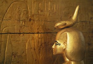 Standbeeld van Selkis of Serket die de kist van canopische potten beschermt, Schatkamer van Toetanchamon door Egyptian 18th Dynasty