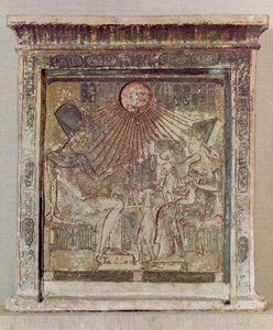 Stèle met de Aten die leven en voorspoed geeft aan Amenophis IV (Akhenaten) (c.1352-1336 v.Chr.) zijn vrouw, Nefertiti en drie van hun dochters, uit Tell el-Amarna, Nieuwe Koninkrijk, c.1353-1337 v.Chr.