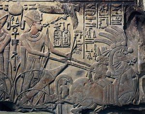 Stele van Amenhotep III die de farao toont die een wagen bestuurt, 1391-1353 v.Chr., beeldhouwwerk in steen, Caïro, Egyptisch Museum, Caïro. Afkomstig uit Qina, Dayr al-Bahri, Thebe.