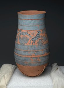 Tranenvaas met geschilderde ontwerpen van maagden, koeien en moerasplanten, Nieuwe Koninkrijk, ca. 1390-1353 v.Chr. door Egyptian 18th Dynasty