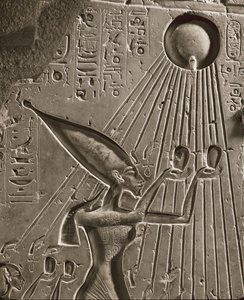 De koninklijke familie van Amenophis IV Akhnatonoffert een offer aan Aton, de zonnegod (reliëf) door Egyptian 18th Dynasty