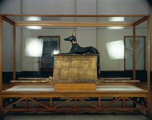 Schat van Toetanchamon, houten standbeeld van de jakhalsgod Anubis op een vergulde kist uit het Nieuwe Koninkrijk