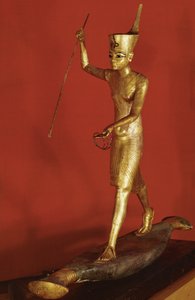 Tutenkhamun staand op een platte boot en een harpoen werpend (verguld hout)