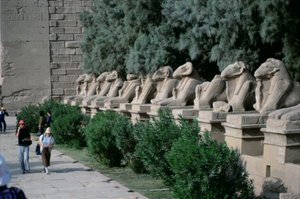 Laan van ramshoofdige sfinxen langs de Processieweg naar de Grote Tempel van Amon, Nieuwe Koninkrijk