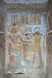 Gekleurd reliëf, tempel van Seti I, Abydos, Egypte