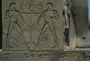 Detail van een reliëf dat twee mannen afbeeldt