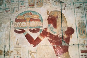 Egypte, Abydos, Tempel van farao Seti I, Osiris kapel, geschilderd reliëf dat een offerdrager afbeeldt door Egyptian 19th Dynasty
