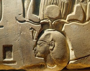 Egypte, Luxor, Oud-Thebe, Assasif-vallei, fragment van reliëf dat Ramses II en cartouches toont door Egyptian 19th Dynasty