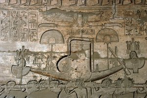 Egyptische oudheden: reliëfs die de processie van de heilige boot voorstellen, Herdenkingstempel gewijd aan farao Ramses II (1279-1213 v.Chr.), Ramasseum site in Luxor, Egypte
