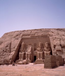 Egyptische oudheid: Kolossus van de Tempel van Ramses II. 1271-1256 v.Chr. Abu Simbel, Aswan, Egypte door Egyptian 19th Dynasty