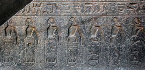 Egyptische oudheid: detail van een reliëf dat de emblemen van de door farao Ramses II (1292-1186 v.Chr.) veroverde gebieden versiert. Tempel van Luxor. Oostelijke oever (Thebe), Egypte
