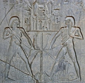 Egyptische oudheid: detail van de basis van het standbeeld van farao Ramses II (1292-1186 v.Chr.) dat de vereniging van Opper- en Neder-Egypte voorstelt. Tempel van Luxor. Oostelijke oever (Thebe), Egypte