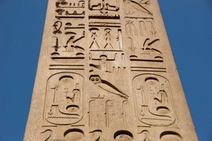 Egyptische oudheid: detail van de obelisk met cartouches en hiërogliefen, tempel van farao Ramses II (1292-1186 v.Chr.) in Luxor. Oostelijke oever (Thebe), Egypte