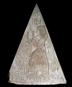 Egyptische antiquiteit: piramidepunt van de kapel van Ramose gedecoreerd met de voorstelling van de late aanbidding van Ra-Harakte (Re Harakte) godheid van de opkomende zon door Egyptian 19th Dynasty