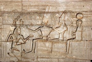 Egyptische oudheden: reliëf dat farao Ramses II voorstelt voor de godheden van de Thebaanse triade, Amon, Mut en Khonsu; Dodentempel gewijd aan farao Ramses II (1279-1213 v.Chr.), site van Ramasseum in Luxor, Egypte door Egyptian 19th Dynasty